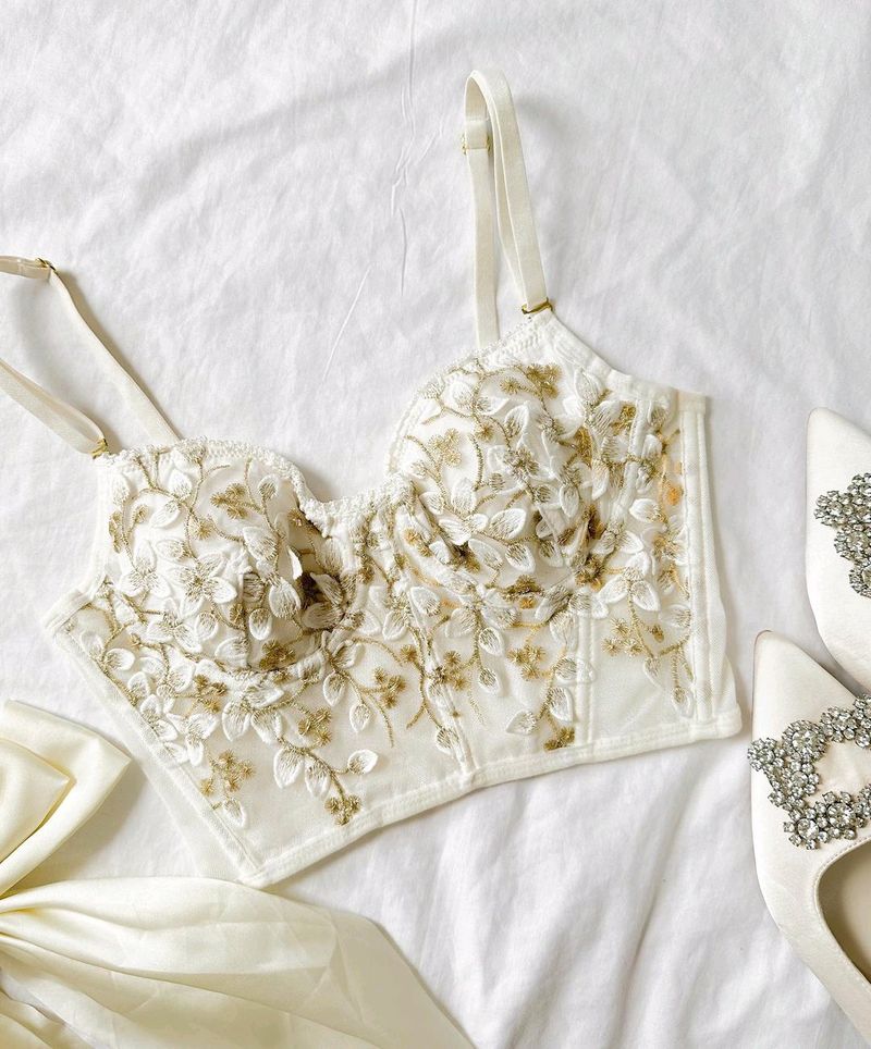 Style white cute top with gold lace flowers