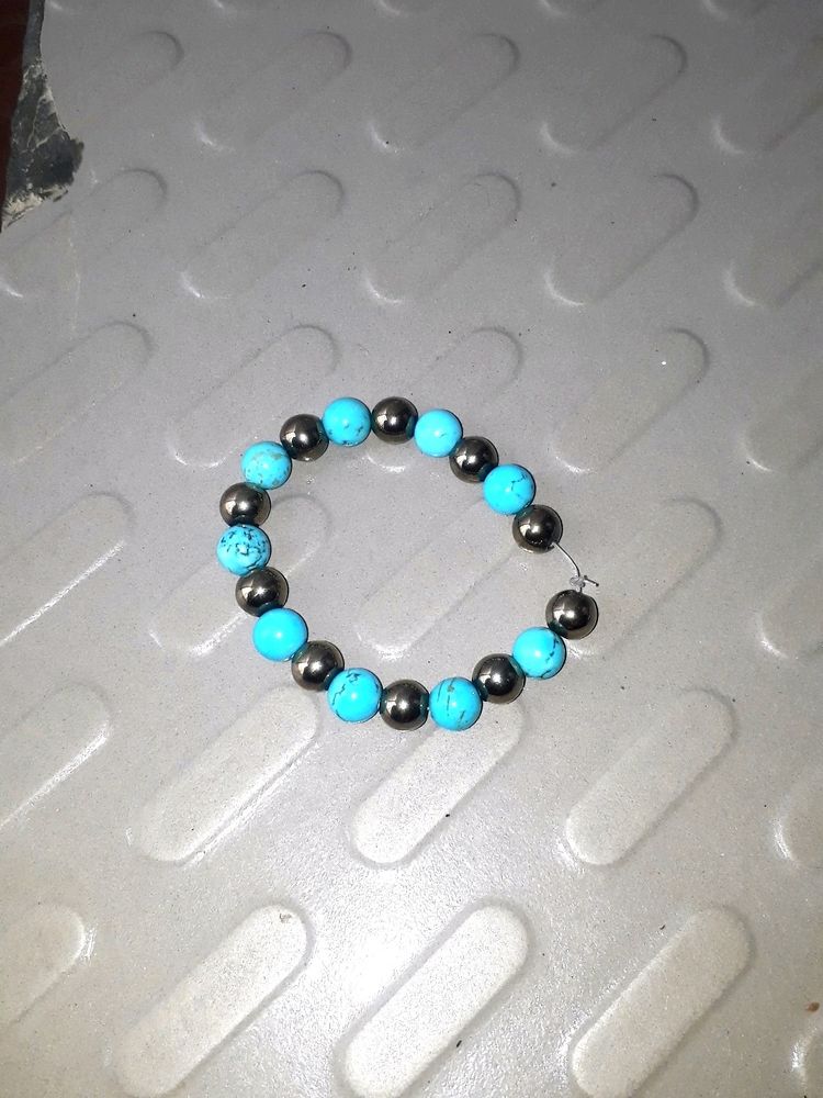 Carrier Making  Feroza And Pyrite bracelet