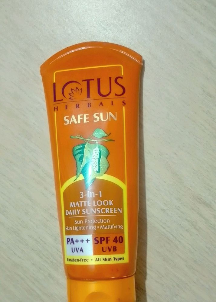 LOTUS HERBALS Safe Sun Matte-Look Sunscreen