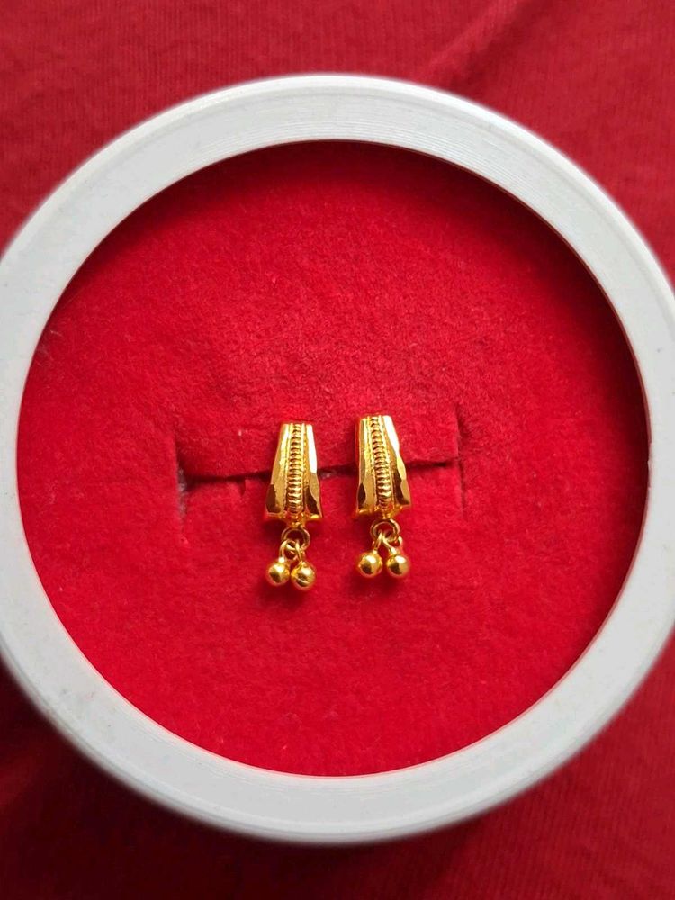 Beautiful New Small Earrings Gold