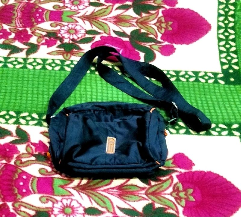 IT IS A BLACK COLOR WOMEN'S SLINGBAG......