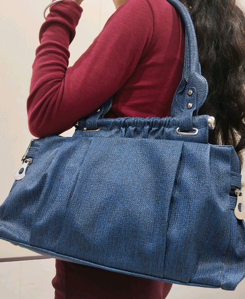 Blue Handbag With Multiple Pockets