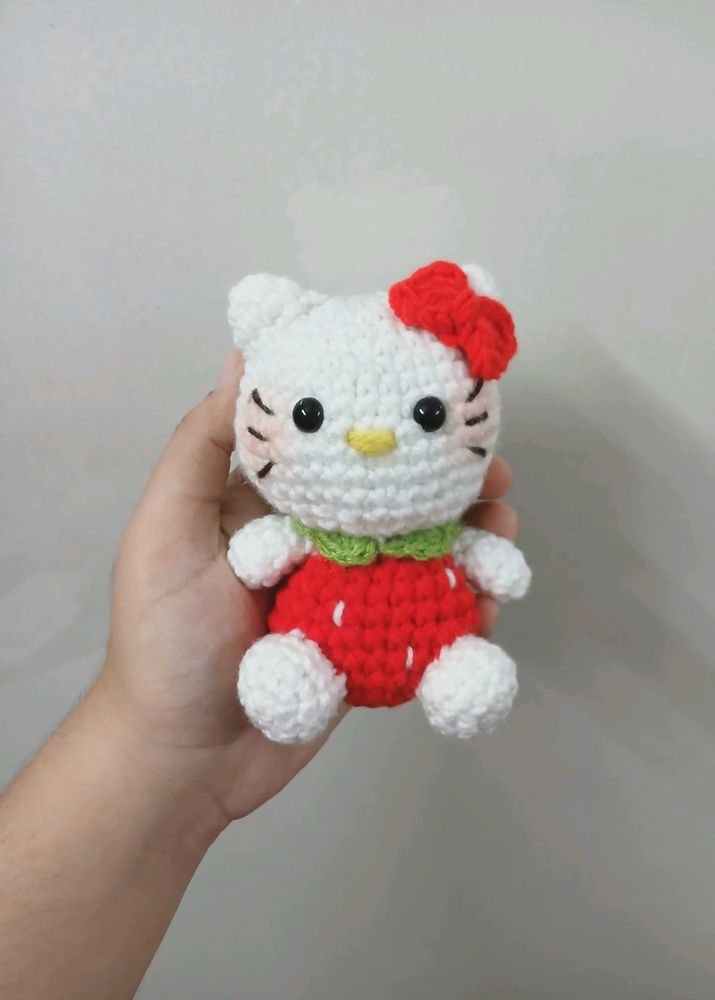 ₊˚⊹౨ crochet strawberry hello kitty ৎ ₊˚⊹