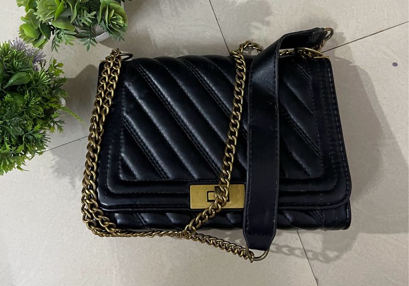 Classy Black Bag With Golden Chain