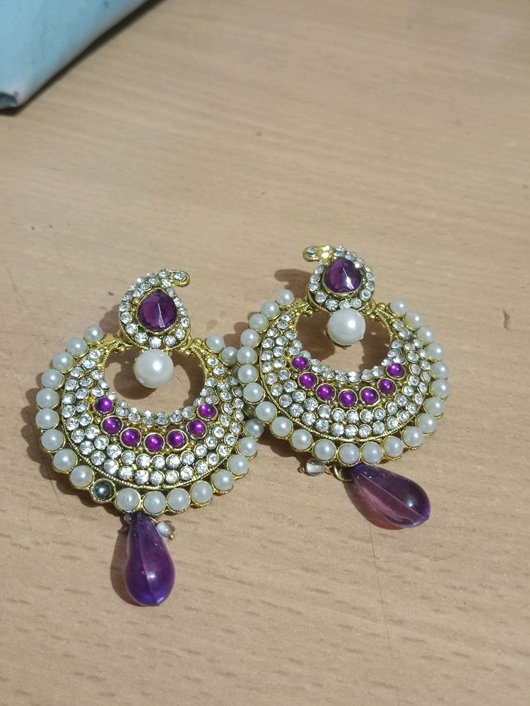 Oohhhh!!!  Y Apke Earings Mere Pass Kya Kr Rhe H