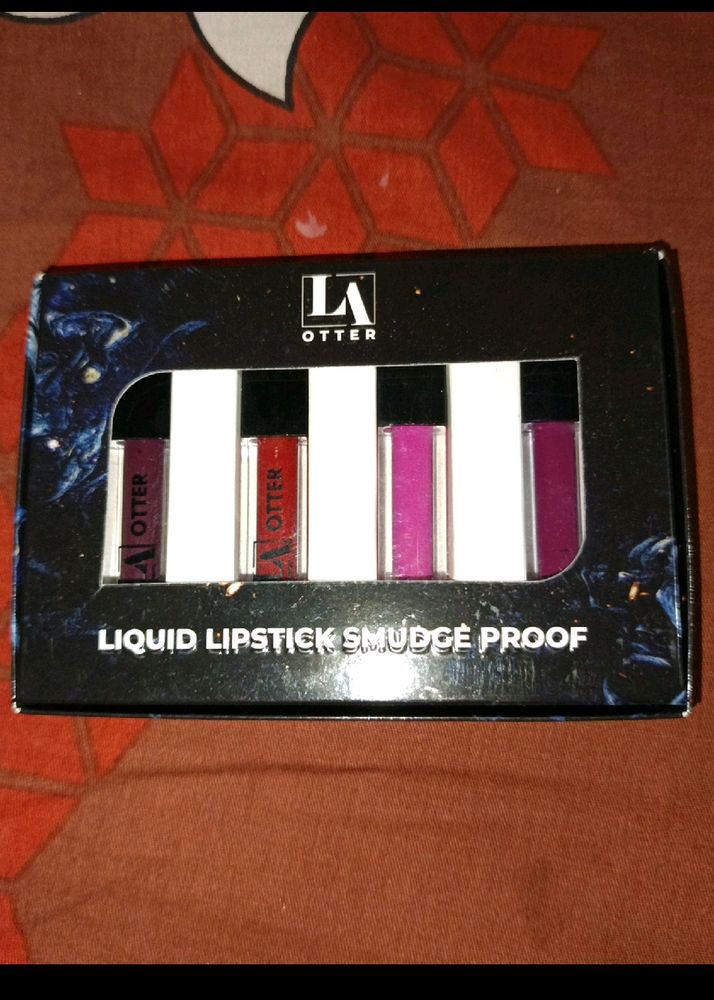 4 Colour Matte Finish Mini Lipstick.