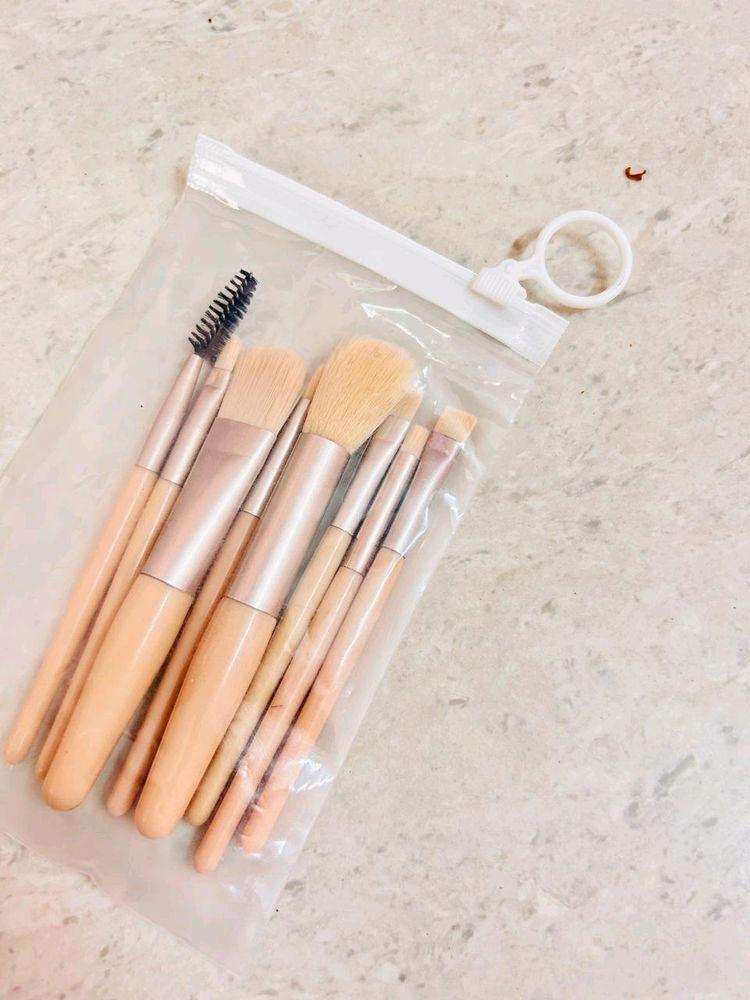 8 Makeup Brushes