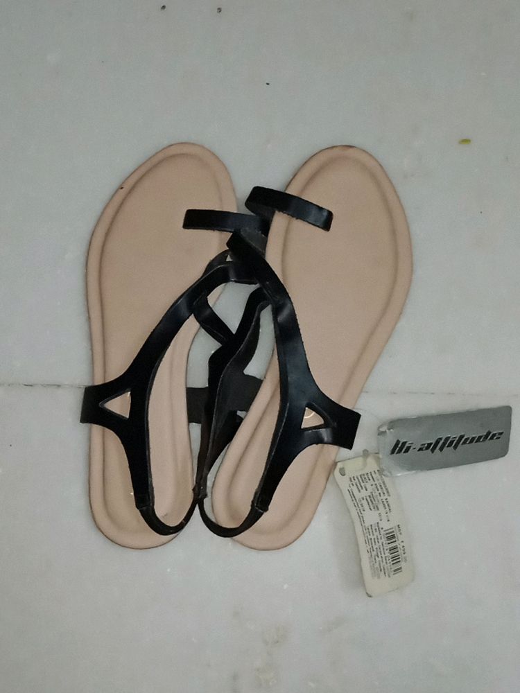 Branded Unused Ladies Flipflops Ar Best Price.