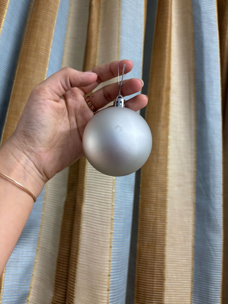 Gold And Silver Medium Sized Ball Hangings For 🎄