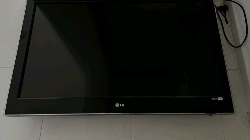 LG Tv Good Condition With Setup Box And Remotes