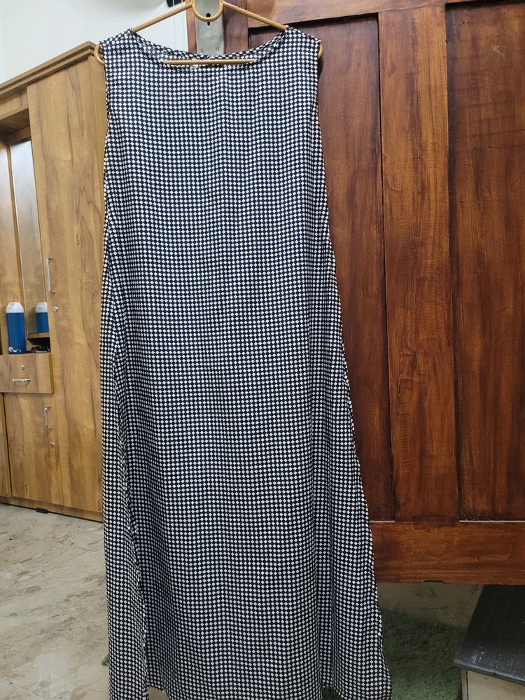 Black And White Check Sleevless Kurta