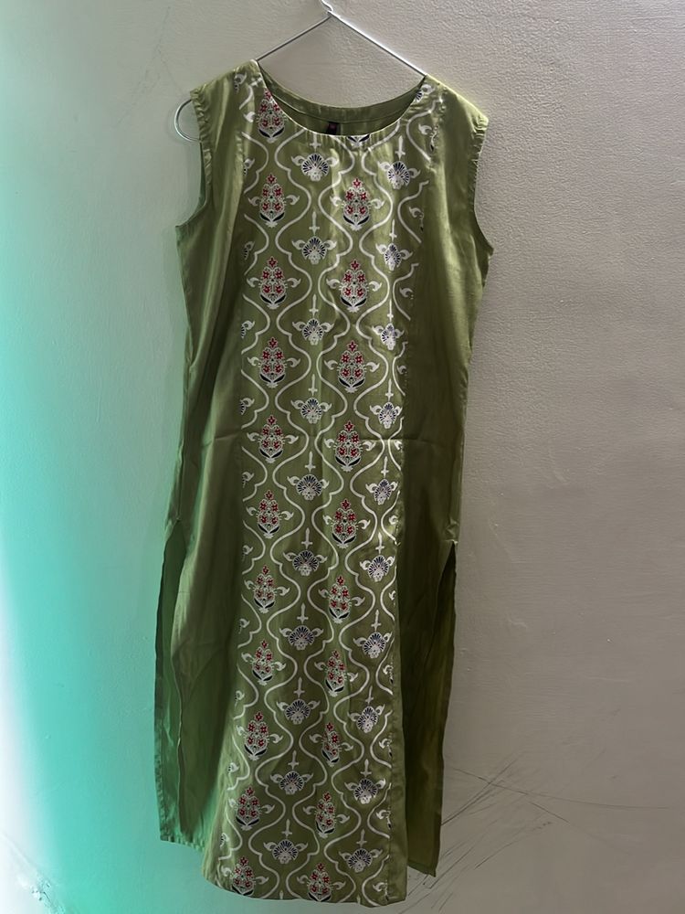 Green Sleevless Kurta With Straight pant