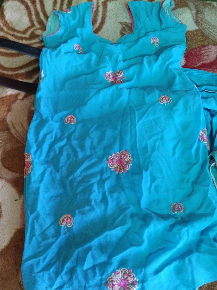 2 Kurti,2 Salwar ,1 Duppatta