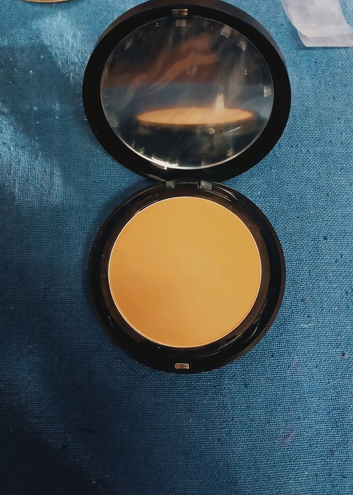 Europe Girl Natural Beige Shade Waterproof Compact