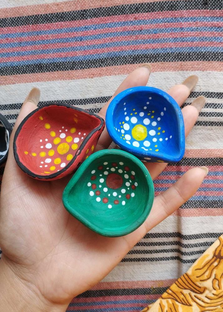 4 Diyas And 1 Pot