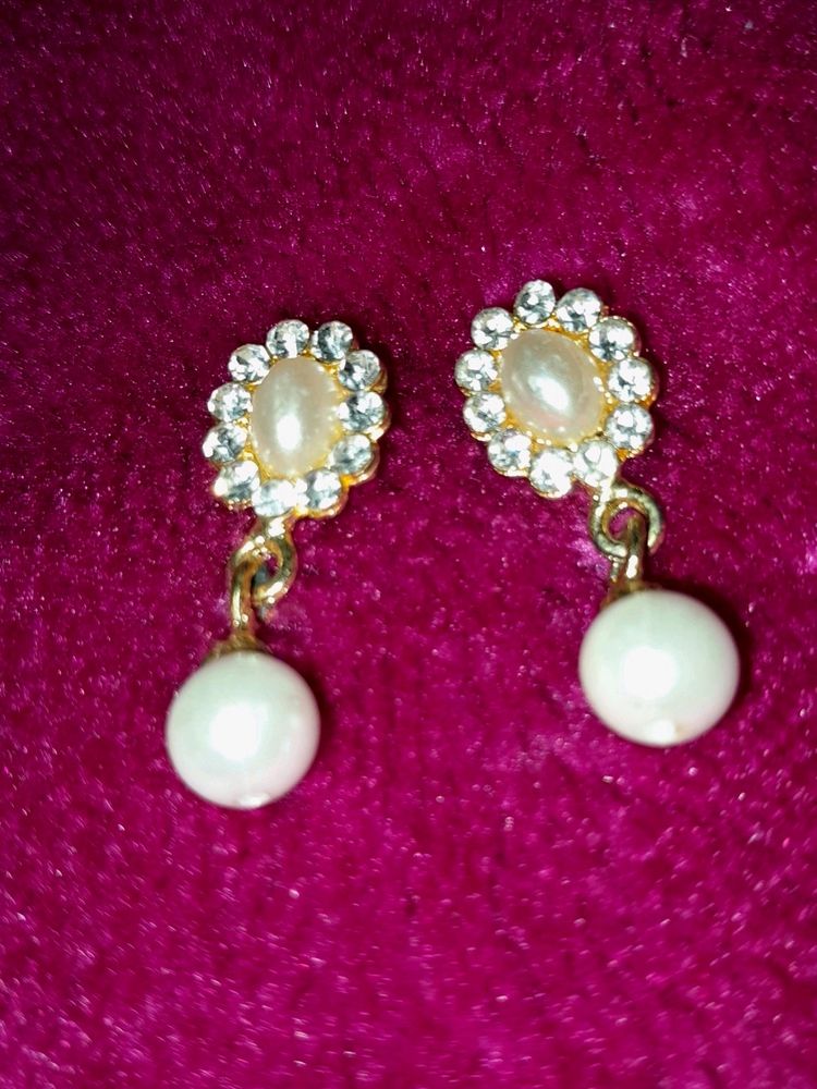 PEARL-RHINESTONE STUDS (Earrings)