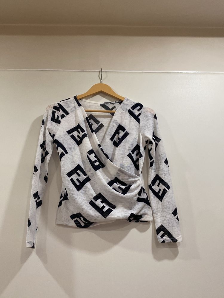 Attrcative Black And White Printed Top