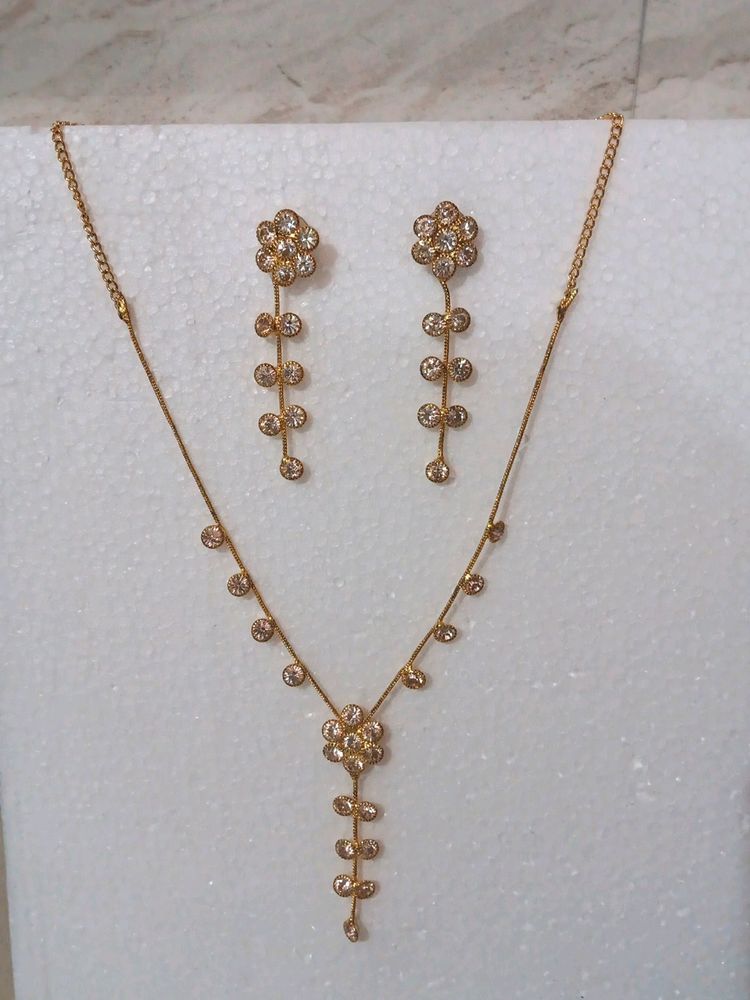 Beautiful Golden Necklace With Earings.