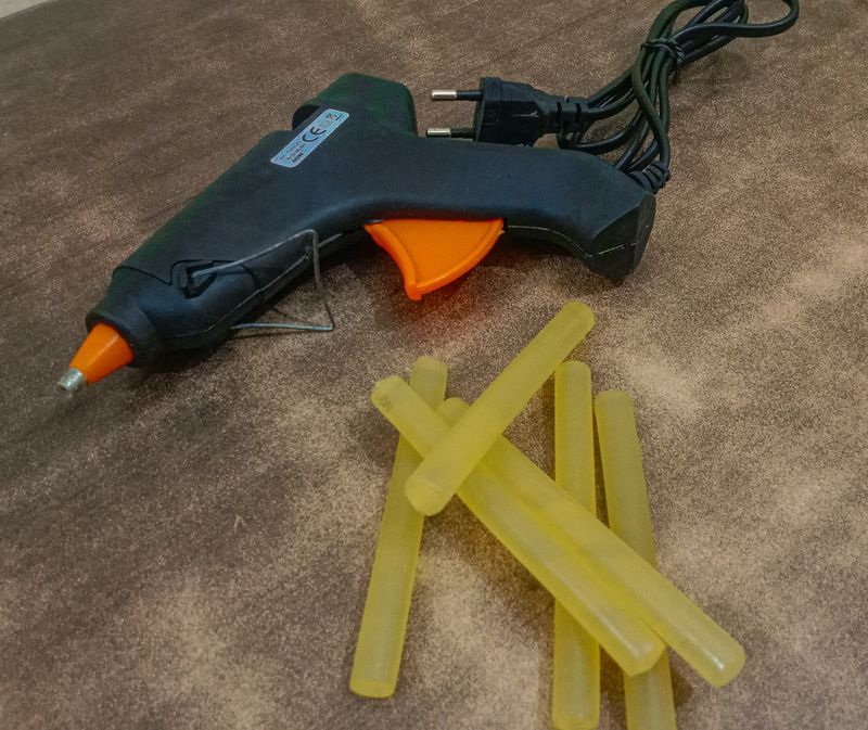 Glue Gun With 6 Sticks