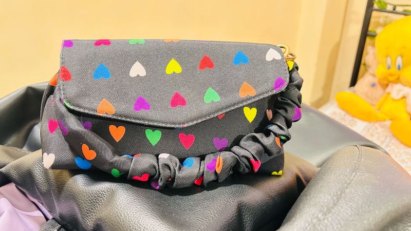 Cute heart sling bag 💚🖤🩶❤️🩷