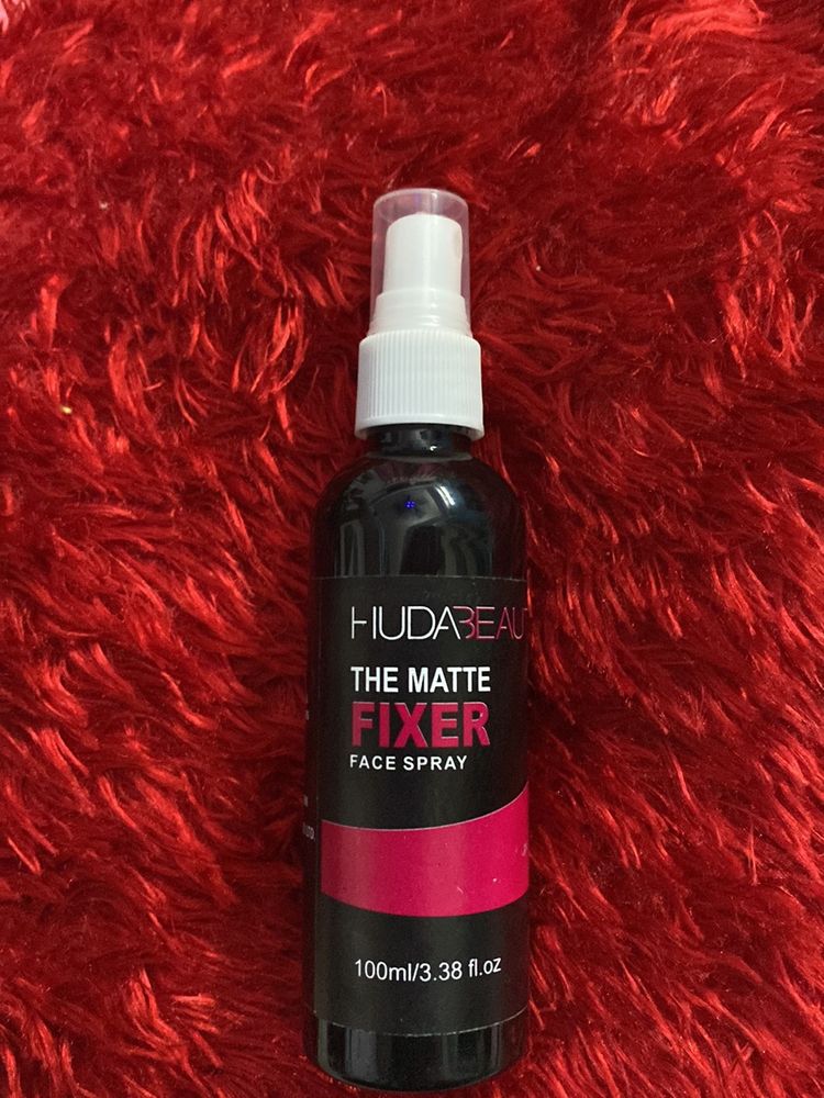 HUDA BEAUTY The Matte Fixer Face Spray