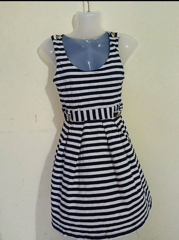 35A Forever 21 Cute Black And White Dress