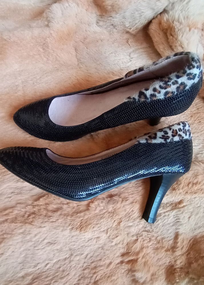 Sequins Black N Leopard Print Heel..size 38