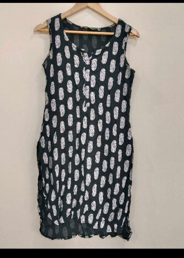 Avaasa Black Motif Printed Kurta Size M