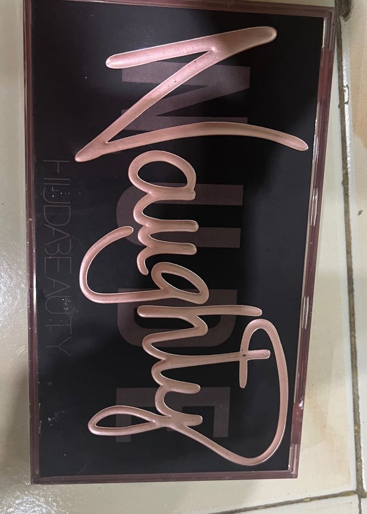 Huda Beauty Naughty Nude Eyeshadow Pallete ❤️