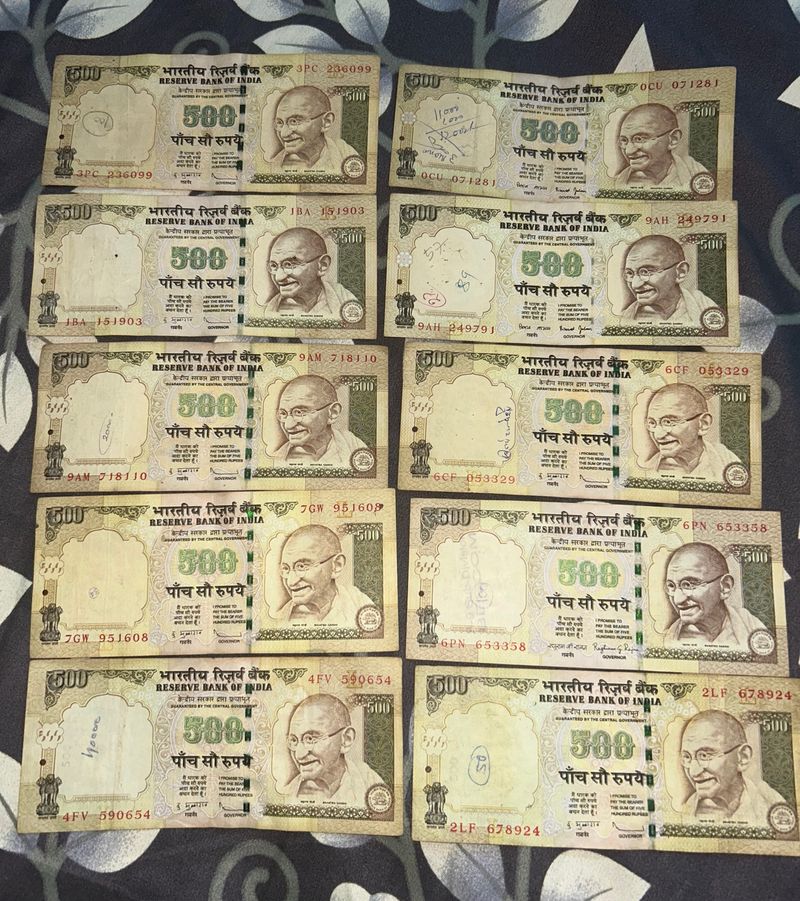 500 Rupees Note Different Governor