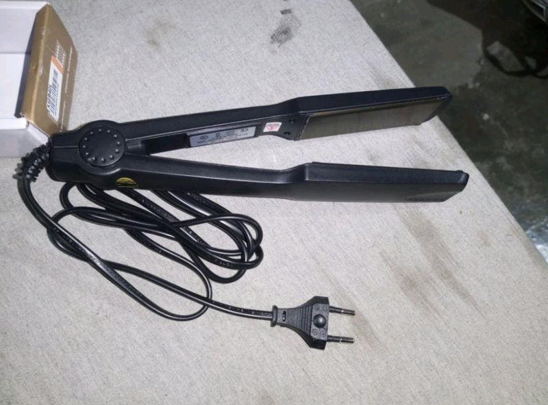 Hair Straightener With Tag