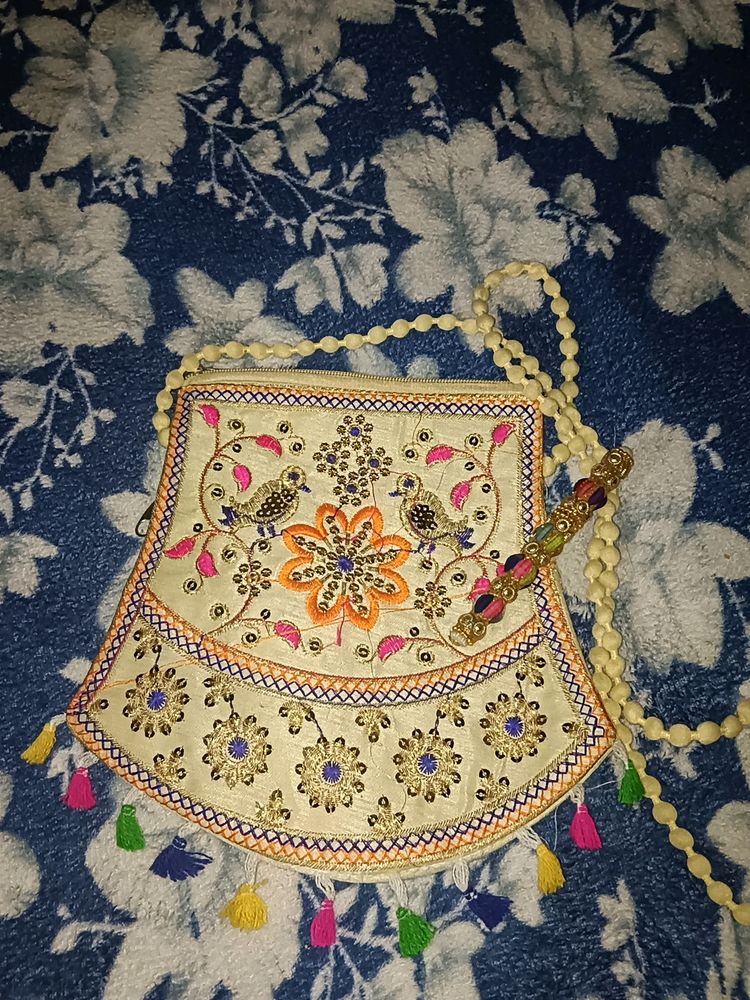 Sling Bag With Beautiful 🖊️ Pen