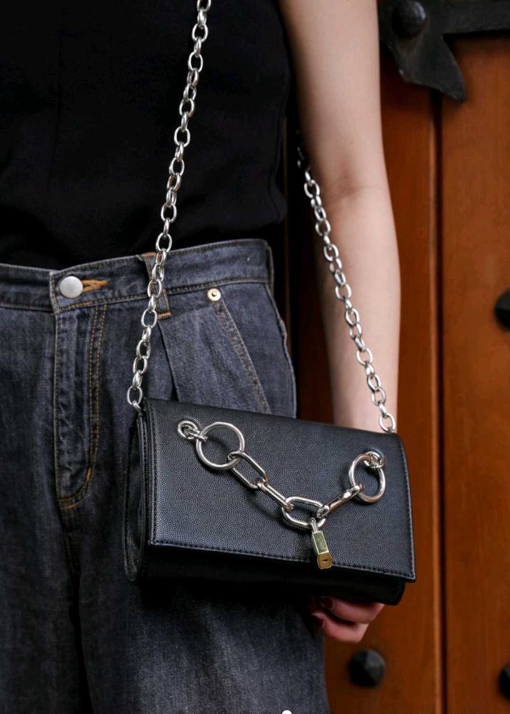 Black Chain Details Sling Bag