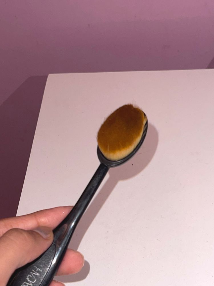 CONCEALER AND CONTOUR BRUSH