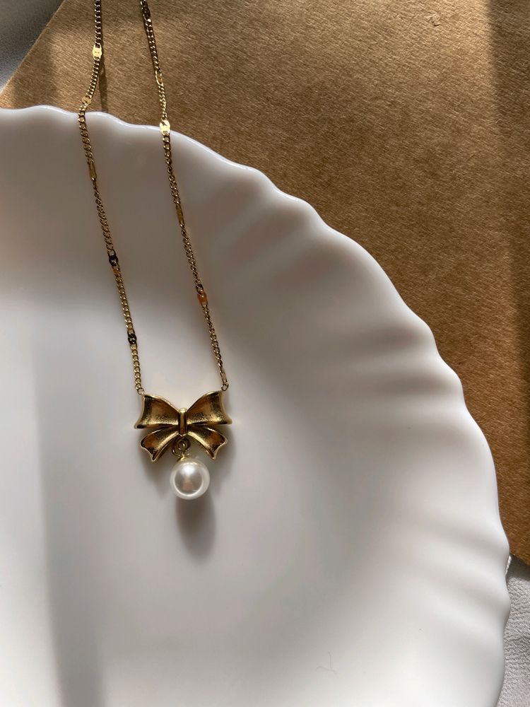 Simple Bow Neckalce