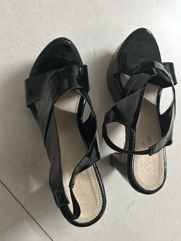 Pretty Black Heels (in Amazing Condition)