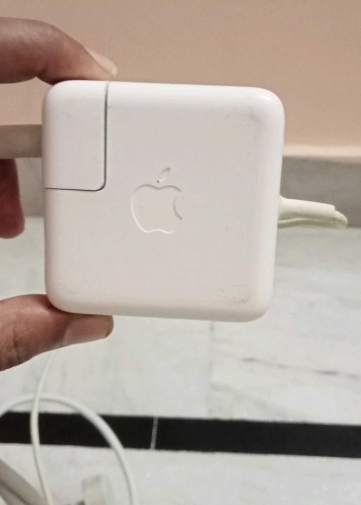 APPLE NEW AND ORIGINAL LAPTOP CHARGER