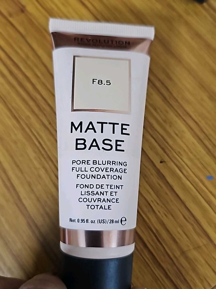 Makeup Revolution Foundation F8.5