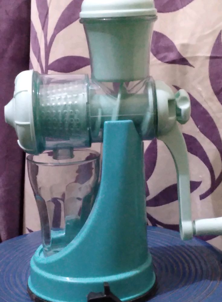 Manual Fruit Juicer With A Glass Tubler