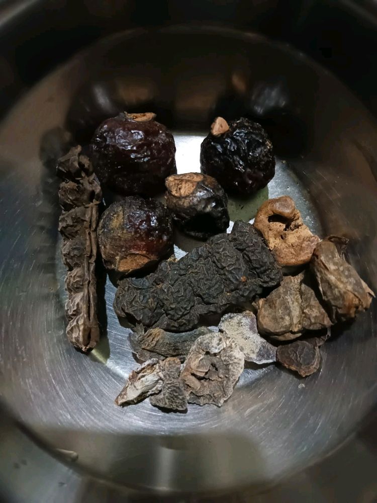 Raw Reetha , Shikakai , Amla