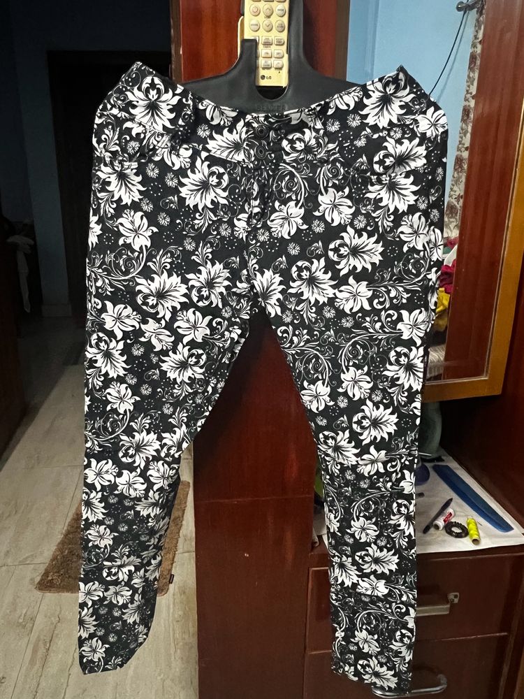 Black Floral Jeggings Stretchable Size 32