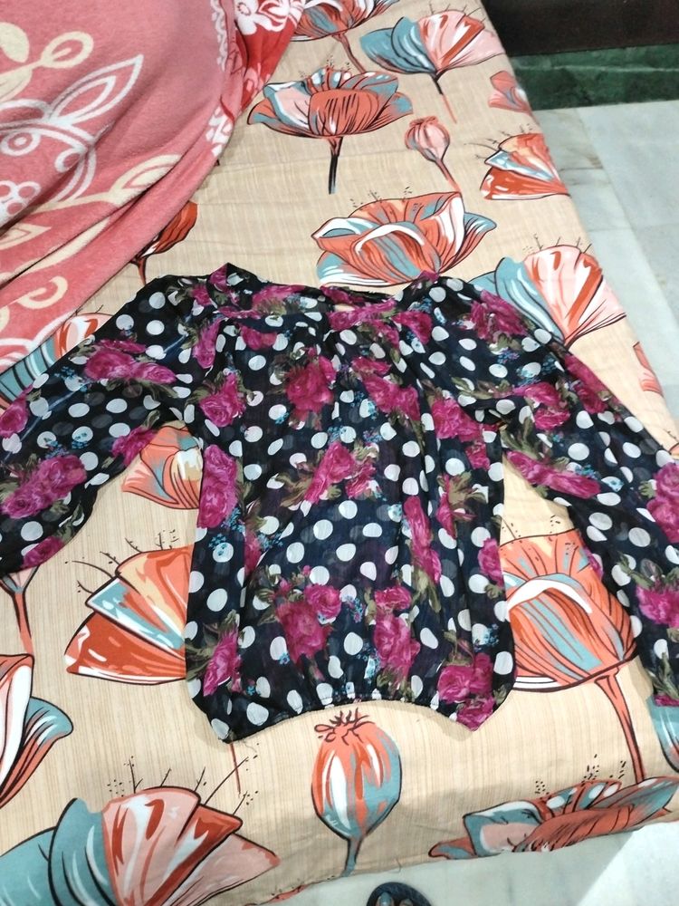 Like New Condition Flowered Printing Top 💐