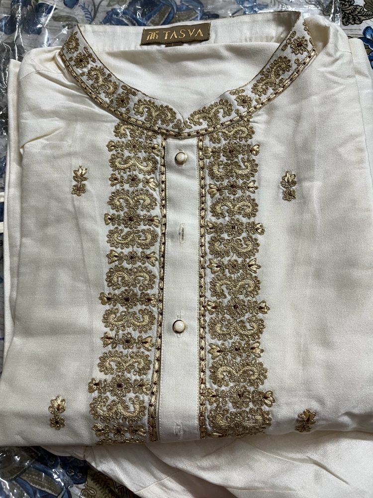 Tasva Cream Kurta Set With Embroidery