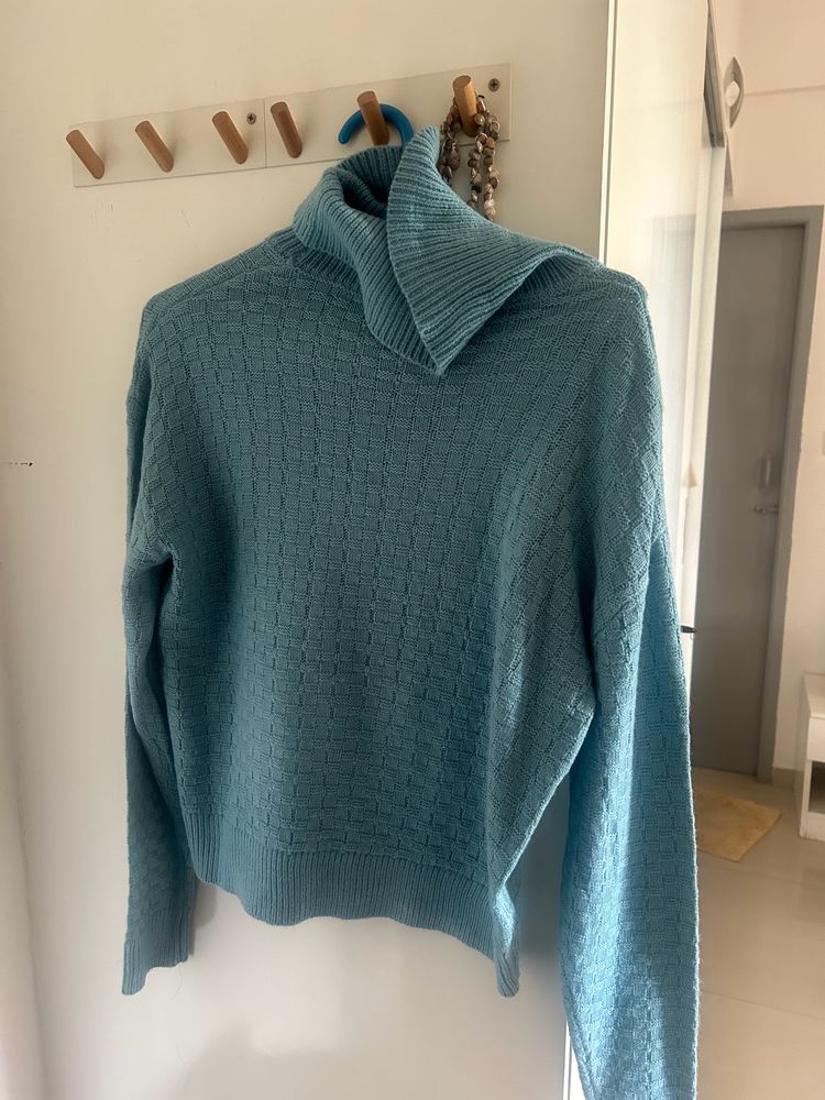 Knitted TurtleNeck Sweatshirt