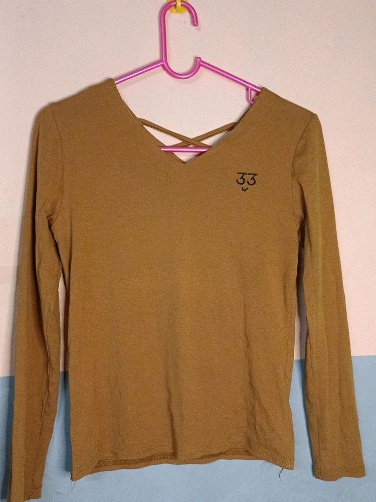 V-shaped Long-sleeve Shirt .