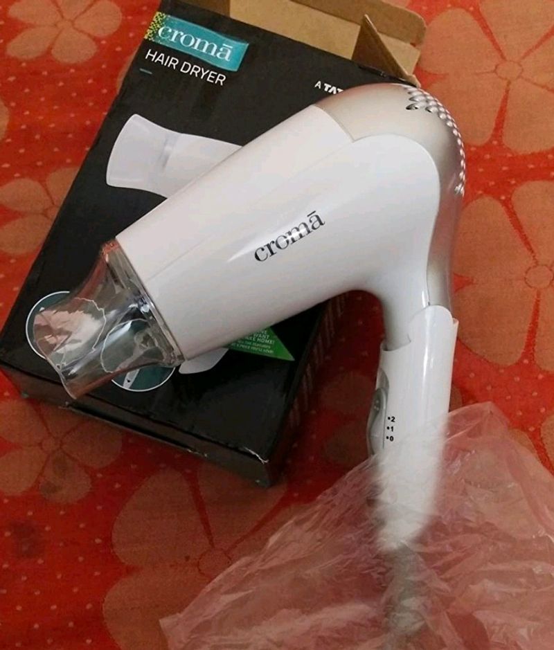 Croma 1200W Dual Voltage, Foldable Hair Dryer