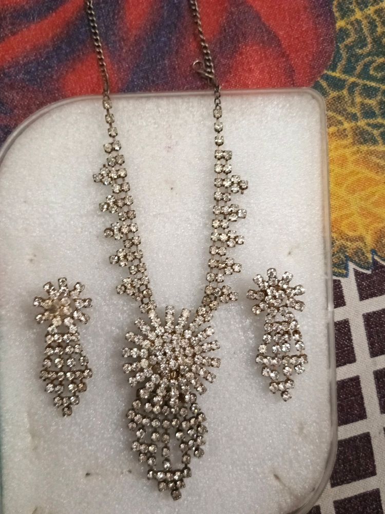 Beautiful Jewellery Set With Necklace And earrings