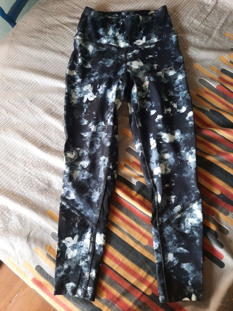 Silvertraq Black Leggings, Small Size