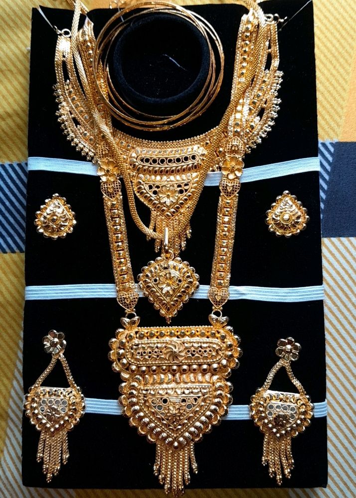 3 Gold Jewellery Sets With 4 Free Bangles