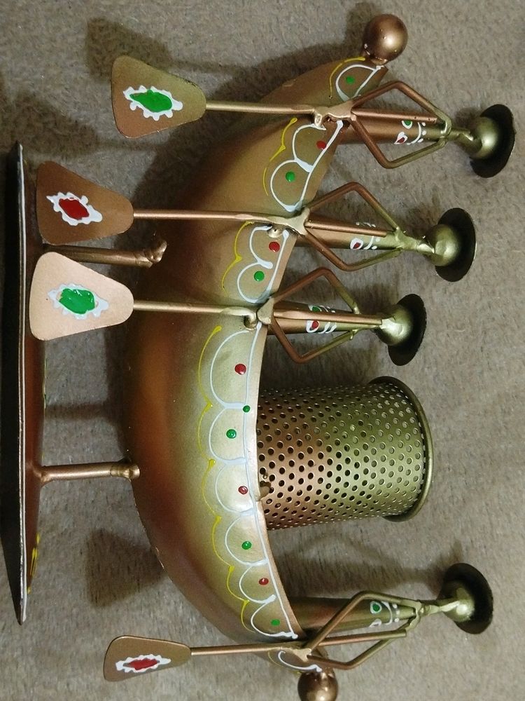 VIBRANT, ELEGANT AND ATTRACTIVE PEN STAND